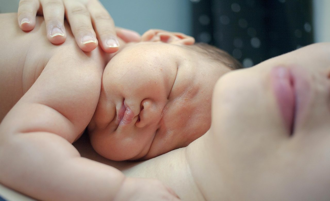 Μητέρα και νεογέννητο: Σε τι βοηθάει η επαφή δέρμα με δέρμα αμέσως μετά τον τοκετό