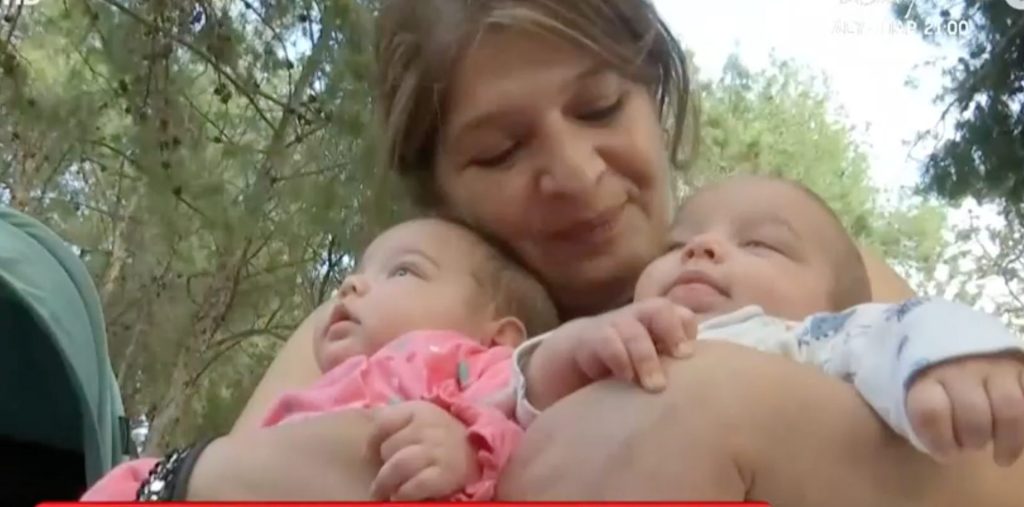Προσπαθούσε δέκα χρόνια να αποκτήσει παιδί και σε ηλικία 48 ετών τα κατάφερε με παρένθετη μητέρα