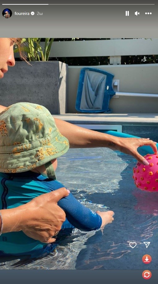 Ελένη Φουρέιρα: Απόλαυσε τα παιχνίδια στην πισίνα του σπίτιού της μαζί με τον 5 μηνών γιο της