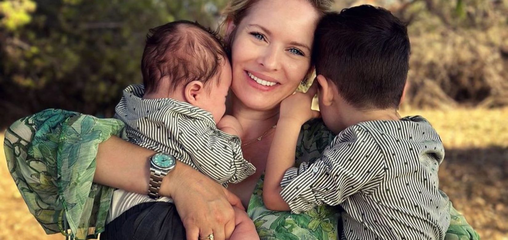 Ανίτα Μπραντ: Αγκαλιά με τους δυο γιους της ποζάρει στο φακό του Χάρη Χριστόπουλου