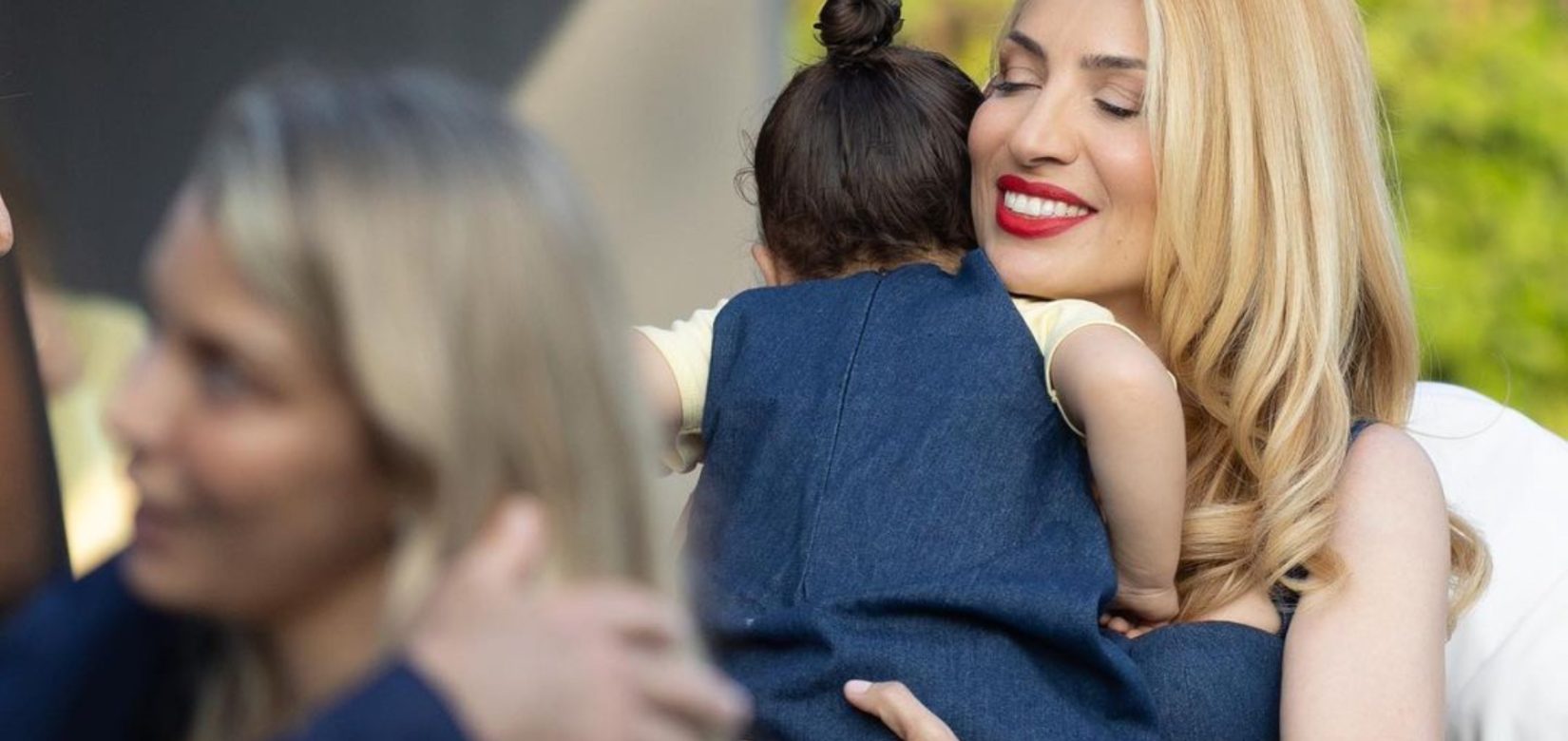 Μαρία Ηλιάκη: Ατελείωτο παιχνίδι αγκαλιά με την 2,5 ετών κόρη της, Κατερίνα