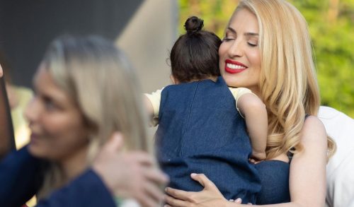 Μαρία Ηλιάκη: Ατελείωτο παιχνίδι αγκαλιά με την 2,5 ετών κόρη της, Κατερίνα