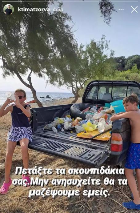 Αλέξανδρος Τζόρβας: Ο πρώην τερματοφύλακας της εθνικής μάζεψε σκουπίδια από την παραλία με τα παιδιά του