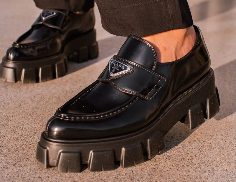 Prada: Οι fashionistas εκτοξεύουν τα κέρδη της - Ξεπούλησαν τα διάσημα loafers