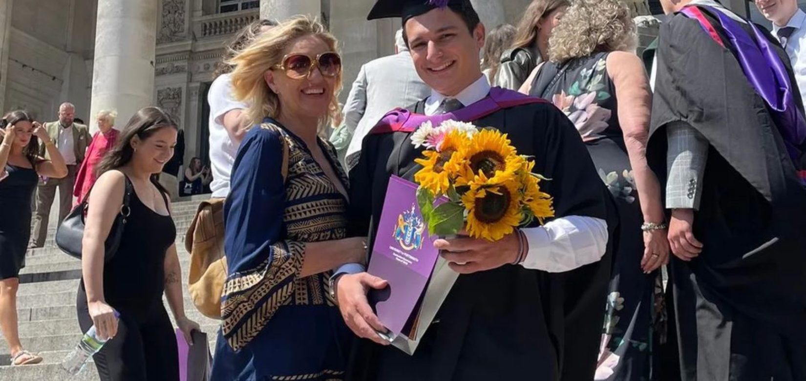 Νατάσα Ράγιου: Στην αποφοίτηση του γιου της στην Αγγλία - Πως της πάει η τήβεννος!
