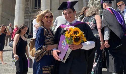 Νατάσα Ράγιου: Στην αποφοίτηση του γιου της στην Αγγλία - Πως της πάει η τήβεννος!