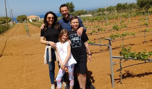 Αλέξανδρος Τζόρβας: Ο πρώην τερματοφύλακας της εθνικής μάζεψε σκουπίδια από την παραλία με τα παιδιά του