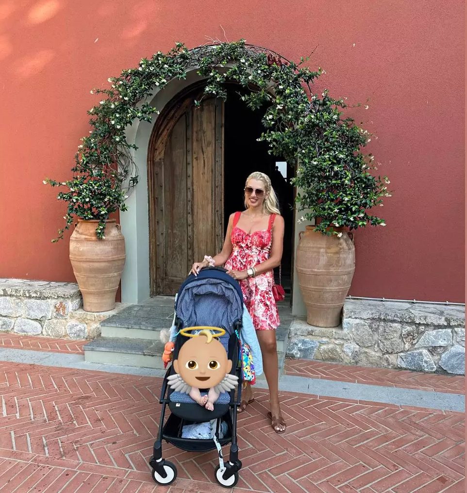 Κωνσταντίνα Σπυροπούλου: Οι φωτογραφίε με τον 8 μηνών γιο της  από τις διακοπές στο Costa Navarino