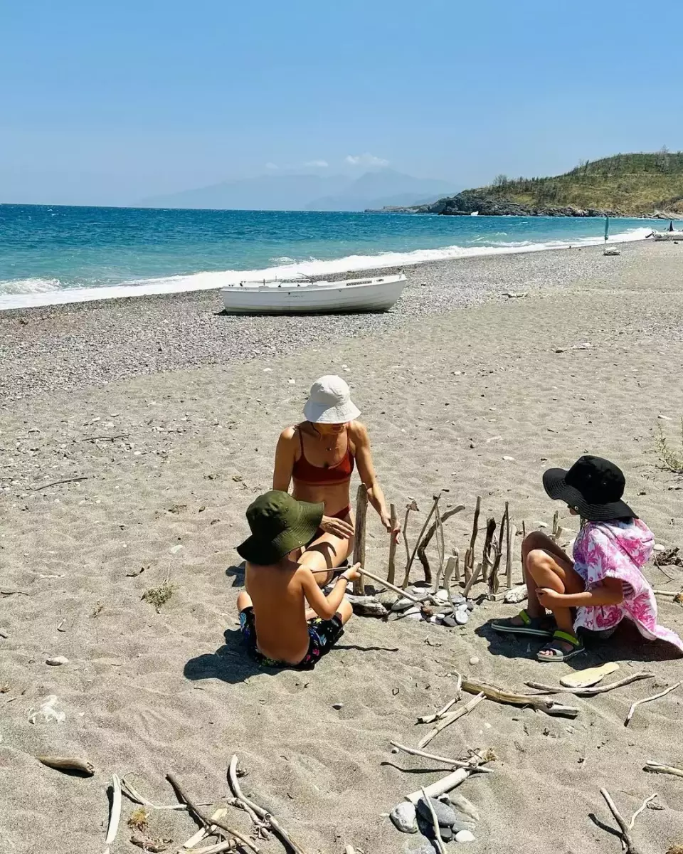 Βίκυ Καγιά: Παιχνίδια στην άμμο με τα παιδιά της στις διακοπές στη Μύκονο