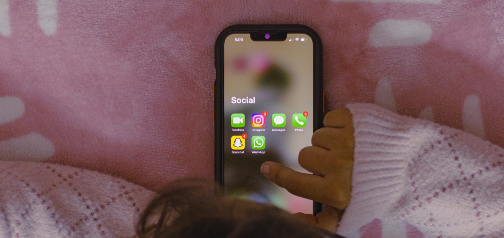 Ώρα για ύπνο - Ποια χώρα θέλει να κλείνει το Internet στα κινητά των παιδιών το βράδυ