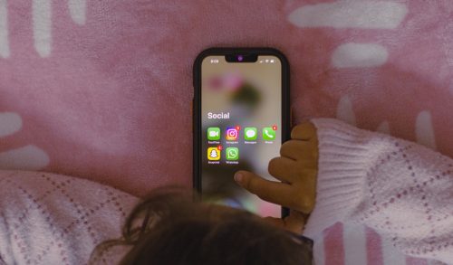 Ώρα για ύπνο - Ποια χώρα θέλει να κλείνει το Internet στα κινητά των παιδιών το βράδυ
