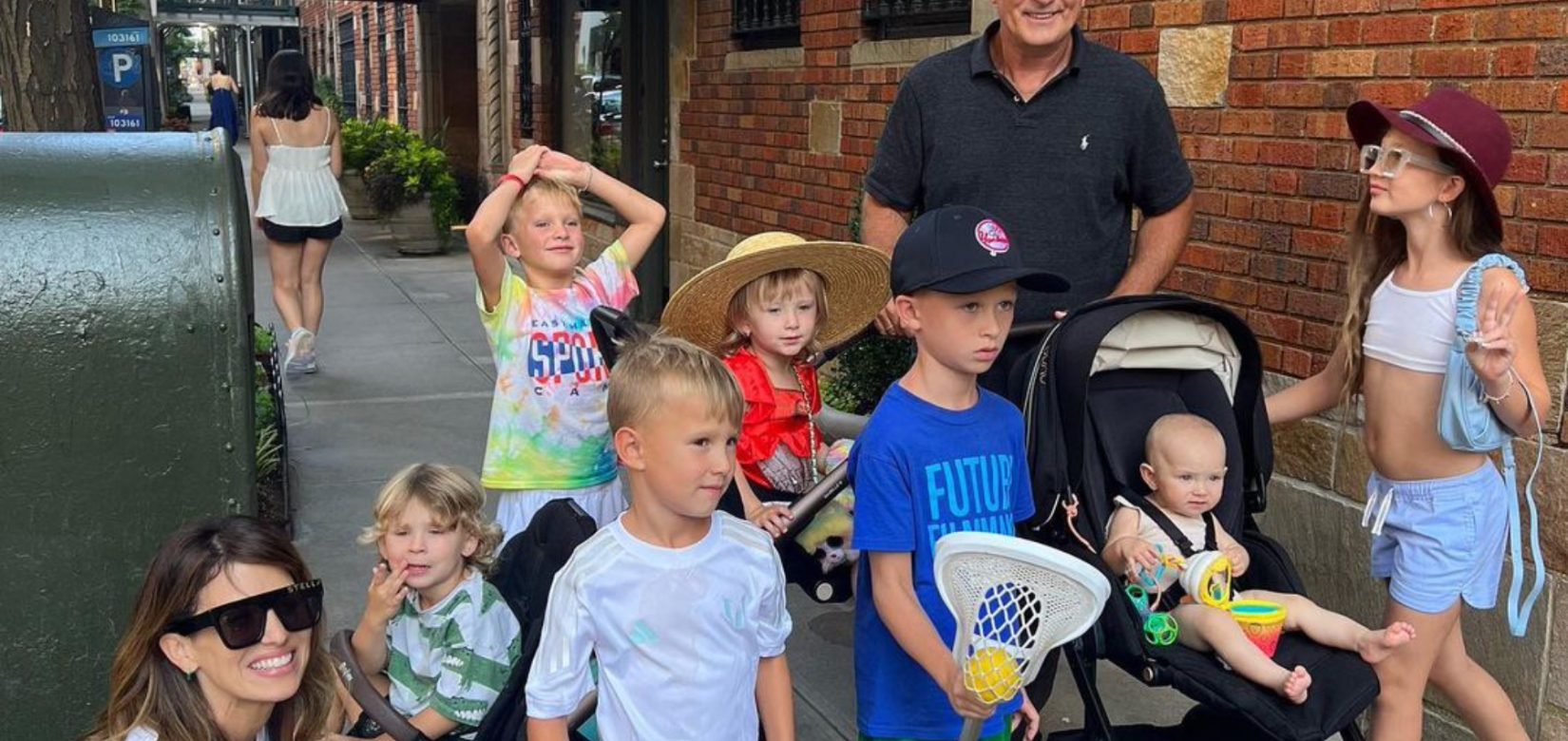 Άλεκ Μπάλντουιν: Σπάνια φωτογραφία με τη σύζυγό του και τα 7 παιδιά τους