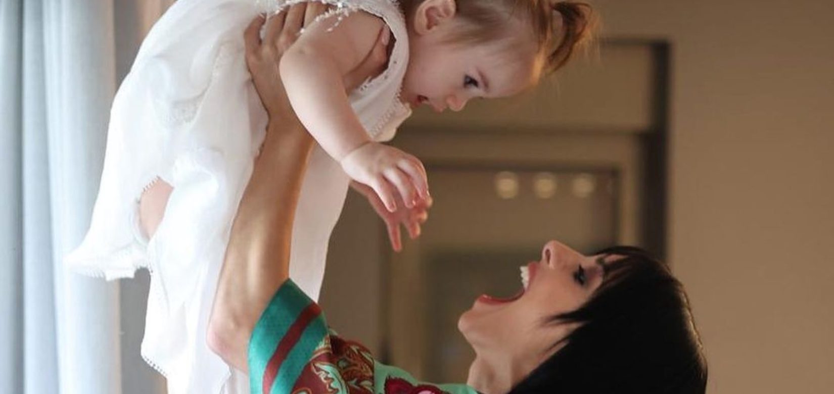 Άννα Μπεζάν:  Η φωτογραφία από την πρώτη αγκαλιά και το συγκινητικό μήνυμα για τα γενέθλια της κόρης της