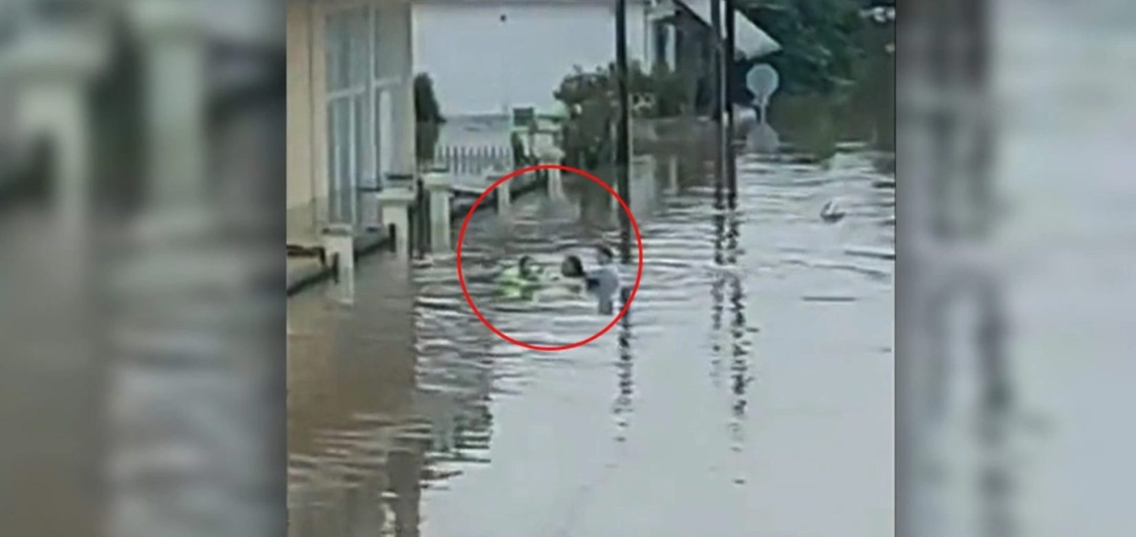Μητέρα σώζει με φουσκωτό τα παιδιά της από τις πλημμύρες στην Καρδίτσα
