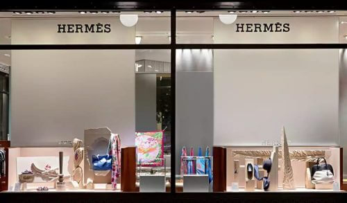 Hermès: Οι χρυσές πωλήσεις στην Ελλάδα και η... σχέση με την Αίγινα