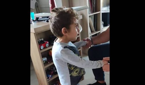 Μήνυμα δύναμης στέλνει ο μικρός Παναγιώτης - Ραφαήλ - 4 χρόνια μετά τη θεραπεία κάνει τα πρώτα του βήματα