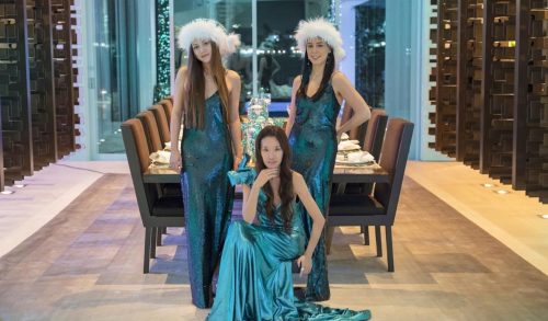 Η Βέρα Γουάνγκ ποζάρει με τις δυο υιοθετημένες κόρες της με εντυπωσιακές δικές της δημιουργίες