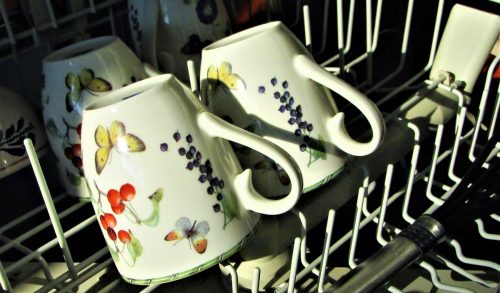 12 αντικείμενα που δεν πρέπει ποτέ να βάζετε στο πλυντήριο πιάτων