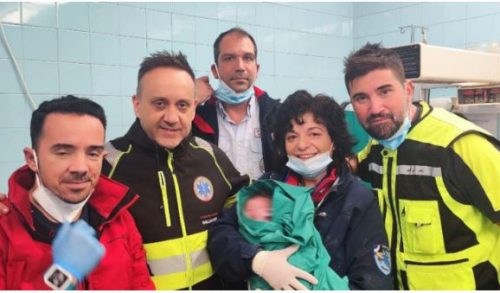 Διασώστες και γιατροί του ΕΚΑΒ έσωσαν έγκυο από την Κάρπαθο και το παιδί που κυοφορούσε