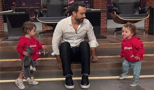 Σάκης Τανιμανίδης: Πως αντέδρασαν οι δίδυμες κόρες του όταν τον είδαν στην τηλεόραση