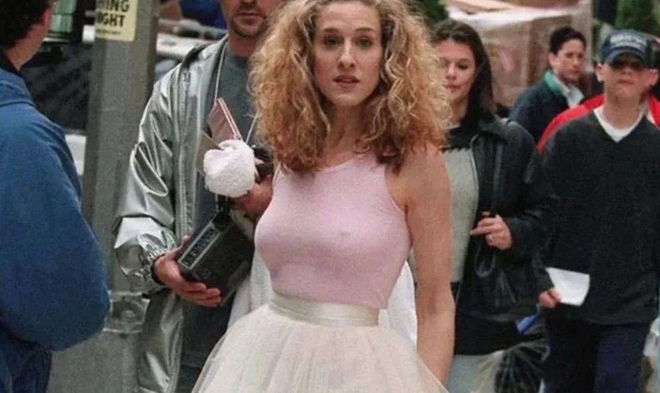 Sex and the City: Σε τιμή-σοκ πωλήθηκε η φούστα της Κάρι Μπράντσο