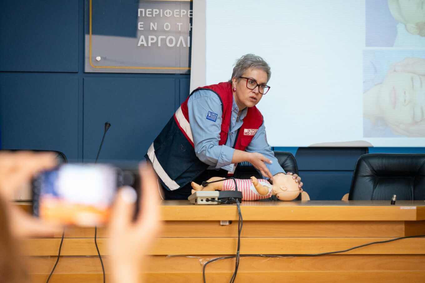 &Nu;&tau;&alpha;&nu;&tau;ά&delta;&epsilon;&sigmaf; &tau;&eta;&sigmaf; &Gamma;&epsilon;&iota;&tau;&omicron;&nu;&iota;ά&sigmaf;: &Sigma;&epsilon;&mu;&iota;&nu;ά&rho;&iota;&omicron; &pi;&rho;ώ&tau;&omega;&nu; &beta;&omicron;&eta;&theta;&epsilon;&iota;ώ&nu; &gamma;&iota;&alpha; &beta;&rho;έ&phi;&eta; &kappa;&alpha;&iota; &nu;ή&pi;&iota;&alpha; &sigma;&tau;&omicron; &Nu;&alpha;ύ&pi;&lambda;&iota;&omicron;, &pi;&alpha;&rho;&omicron;&upsilon;&sigma;ί&alpha; &Zeta;&alpha;&chi;&alpha;&rho;ά&kappa;&eta;