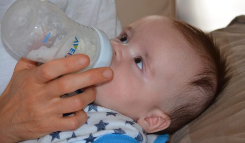 Πόσο μειώθηκαν οι τιμές στο βρεφικό γάλα - Οικονομική... ανάσα για τους γονείς με μωρά