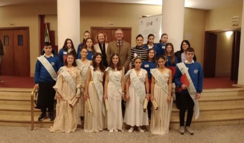 Μαθήτριες και μαθητές συστήνουν στο κοινό την Αγνοδίκη: Την πρώτη γυναικολόγο της αρχαιότητας