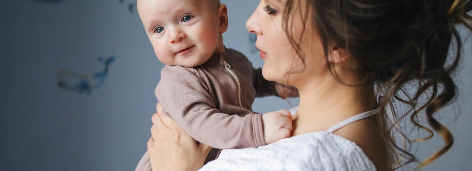 Επίδομα μητρότητας στα 830 ευρώ:  Από σήμερα οι αιτήσεις για αυτοαπασχολούμενες μητέρες