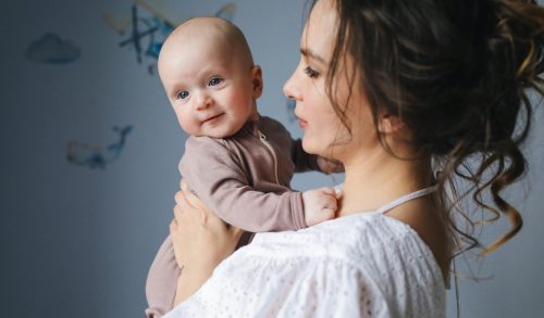Επίδομα μητρότητας στα 830 ευρώ:  Από σήμερα οι αιτήσεις για αυτοαπασχολούμενες μητέρες
