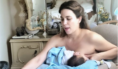 Κατερίνα Στικούδη: Με το ένα χέρι θηλάζει τον νεογέννητο γιο της και με το άλλο διαβάζει παραμύθι στον μικρό Βύρωνα