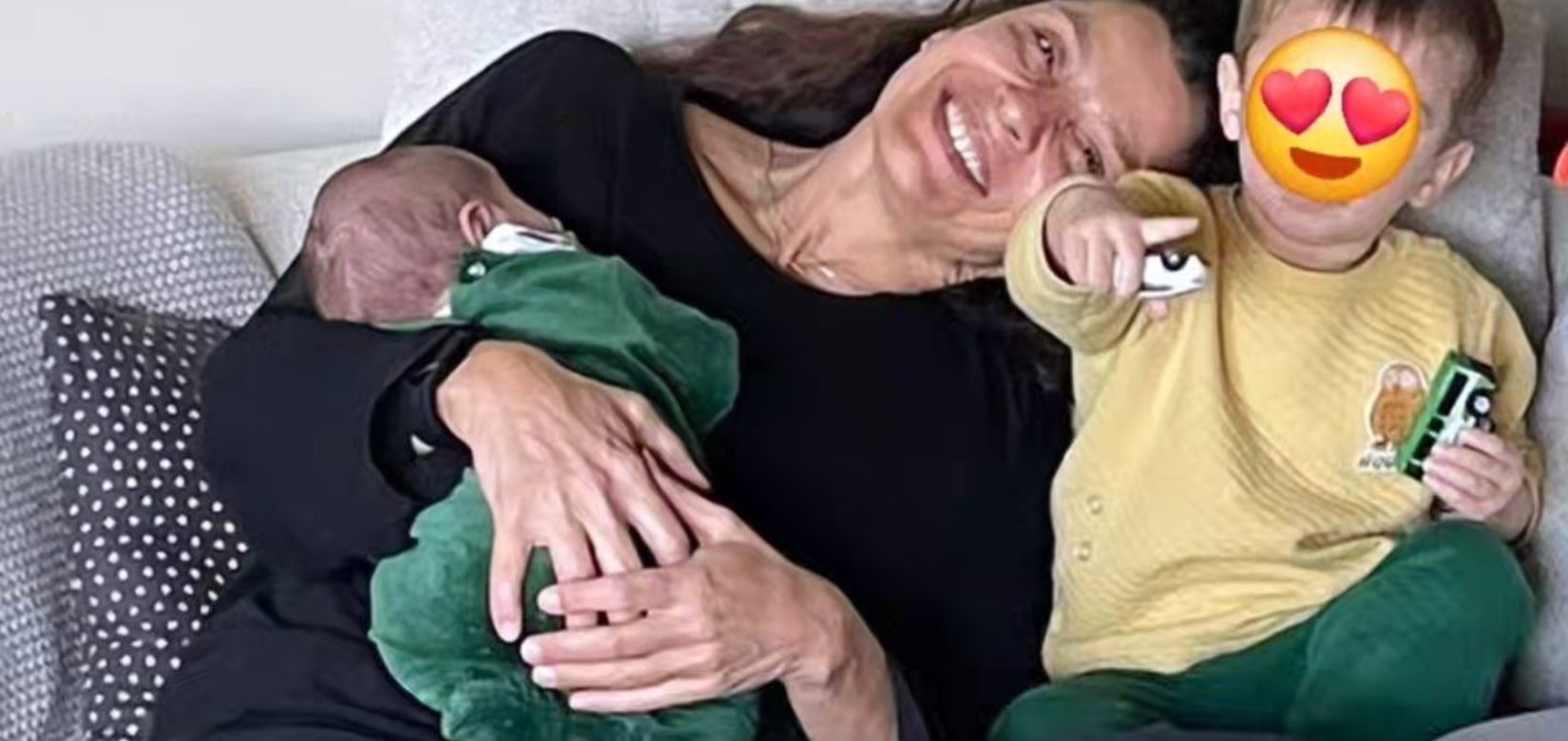 Πόπη Τσαπανίδου: Ευτυχισμένη αγκαλιά με τα εγγόνια της