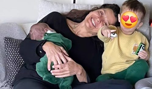 Πόπη Τσαπανίδου: Ευτυχισμένη αγκαλιά με τα εγγόνια της