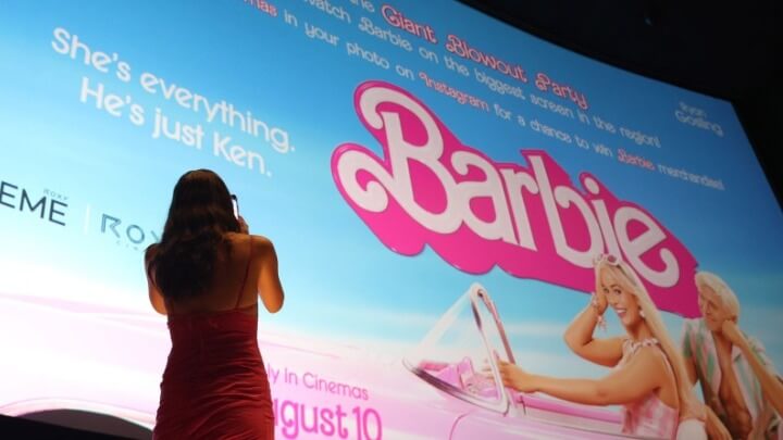 Η αφίσα της ταινίας «Barbie» σε δημοπρασία για τα παιδιά του πολέμου