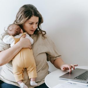 Επίδομα μητρότητας 7.470 ευρώ για 9 μήνες: Ξεκίνησαν οι αιτήσεις - Ποιες μητέρες δικαιούνται αναδρομικά