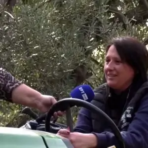 Ηρωίδα μητέρα 7 παιδιών στη Λέσβο οδηγεί τρακτέρ και οργώνει τη γη