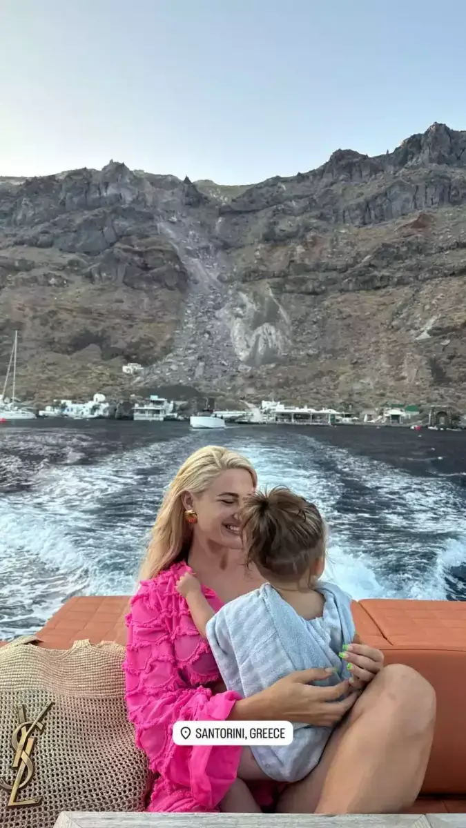 &Eta; &Iota;&omega;ά&nu;&nu;&alpha; &Tau;&omicron;ύ&nu;&eta; &kappa;&alpha;&iota; &omicron; &Delta;&eta;&mu;ή&tau;&rho;&eta;&sigmaf; &Alpha;&lambda;&epsilon;&xi;ά&nu;&delta;&rho;&omicron;&upsilon; &zeta;&omicron;&upsilon;&nu; &tau;&eta; &mu;&alpha;&gamma;&epsilon;ί&alpha; &tau;&eta;&sigmaf; &Sigma;&alpha;&nu;&tau;&omicron;&rho;ί&nu;&eta;&sigmaf; &mu;&epsilon; &tau;&omicron;&nu; &gamma;&iota;&omicron; &tau;&omicron;&upsilon;&sigmaf; &Pi;ά&rho;&eta;