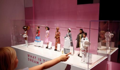 65 χρόνια Barbie: Από τη Νο.1 κούκλα έως την αστροναύτη- Η γιορτή σε μουσείο στο Λονδίνο