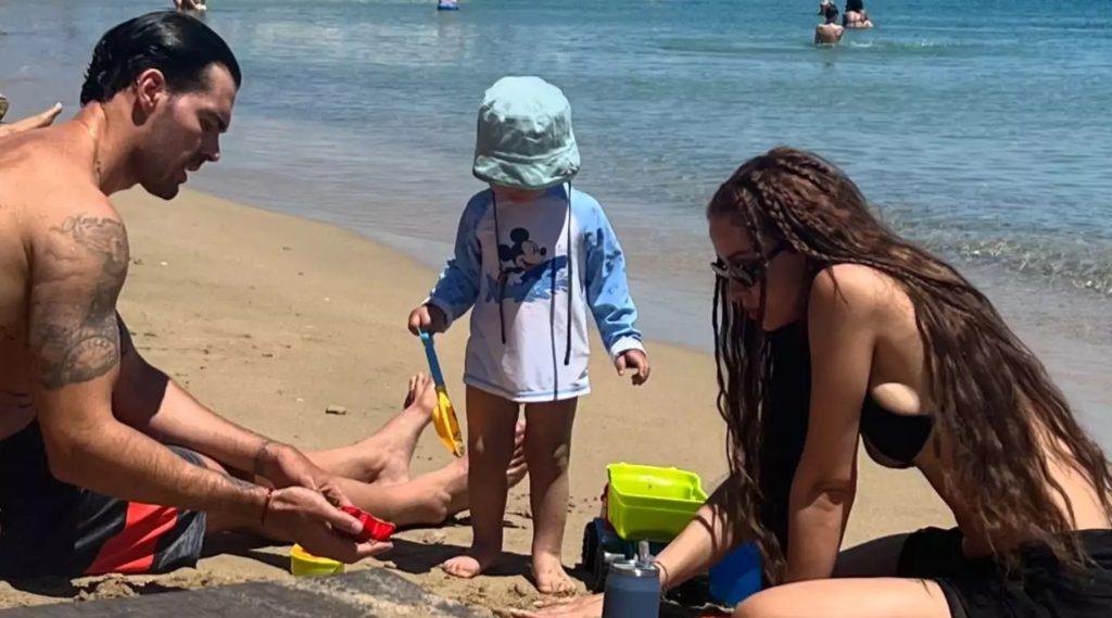 Ελένη Φουρέιρα: Τα παιχνίδια στην παραλία με τον γιο της Ερμή και τον Αλμπέρτο Μποτία