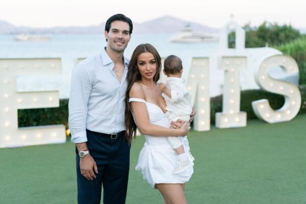 &Epsilon;&lambda;έ&nu;&eta; &Phi;&omicron;&upsilon;&rho;έ&iota;&rho;&alpha;: &Omicron; &gamma;&iota;&omicron;&sigmaf; &tau;&eta;&sigmaf; &alpha;&kappa;&omicron;&lambda;&omicron;&upsilon;&theta;&epsilon;ί &tau;&alpha; &chi;&nu;ά&rho;&iota;&alpha; &tau;&omicron;&upsilon; &pi;&alpha;&tau;έ&rho;&alpha; &tau;&omicron;&upsilon;, &Alpha;&lambda;&mu;&pi;έ&rho;&tau;&omicron; &Mu;&pi;&omicron;&tau;ί&alpha;
