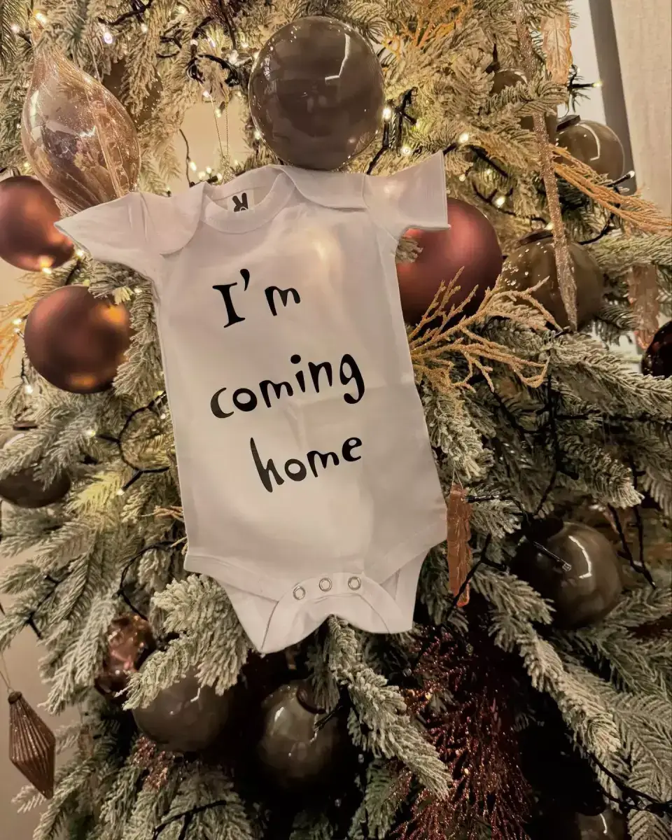 &Epsilon;&lambda;έ&nu;&eta; &Tau;&sigma;&omicron;&lambda;ά&kappa;&eta;: &Eta; &pi;&rho;ώ&tau;&eta; &alpha;&nu;ά&rho;&tau;&eta;&sigma;&eta; &mu;&epsilon;&tau;ά &tau;&eta;&nu; &alpha;&pi;&omicron;&kappa;ά&lambda;&upsilon;&psi;&eta; &tau;&eta;&sigmaf; &epsilon;&gamma;&kappa;&upsilon;&mu;&omicron;&sigma;ύ&nu;&eta;&sigmaf; &tau;&eta;&sigmaf;