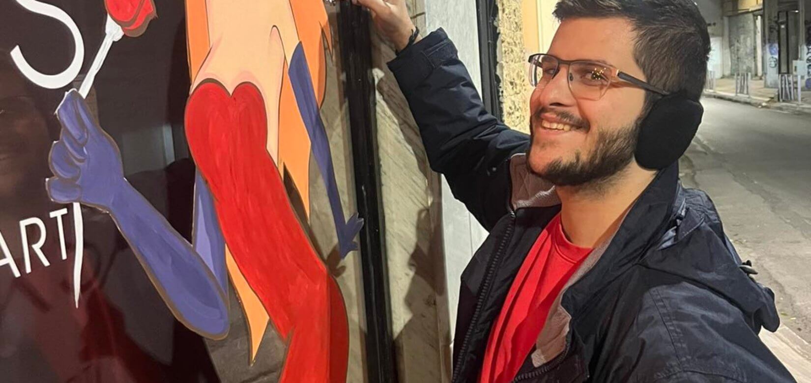 Ο φοιτητής Κτηνιατρικής που ζωγραφίζει τη χριστουγεννιάτικη μαγεία στις βιτρίνες