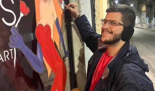 Ο φοιτητής Κτηνιατρικής που ζωγραφίζει τη χριστουγεννιάτικη μαγεία στις βιτρίνες