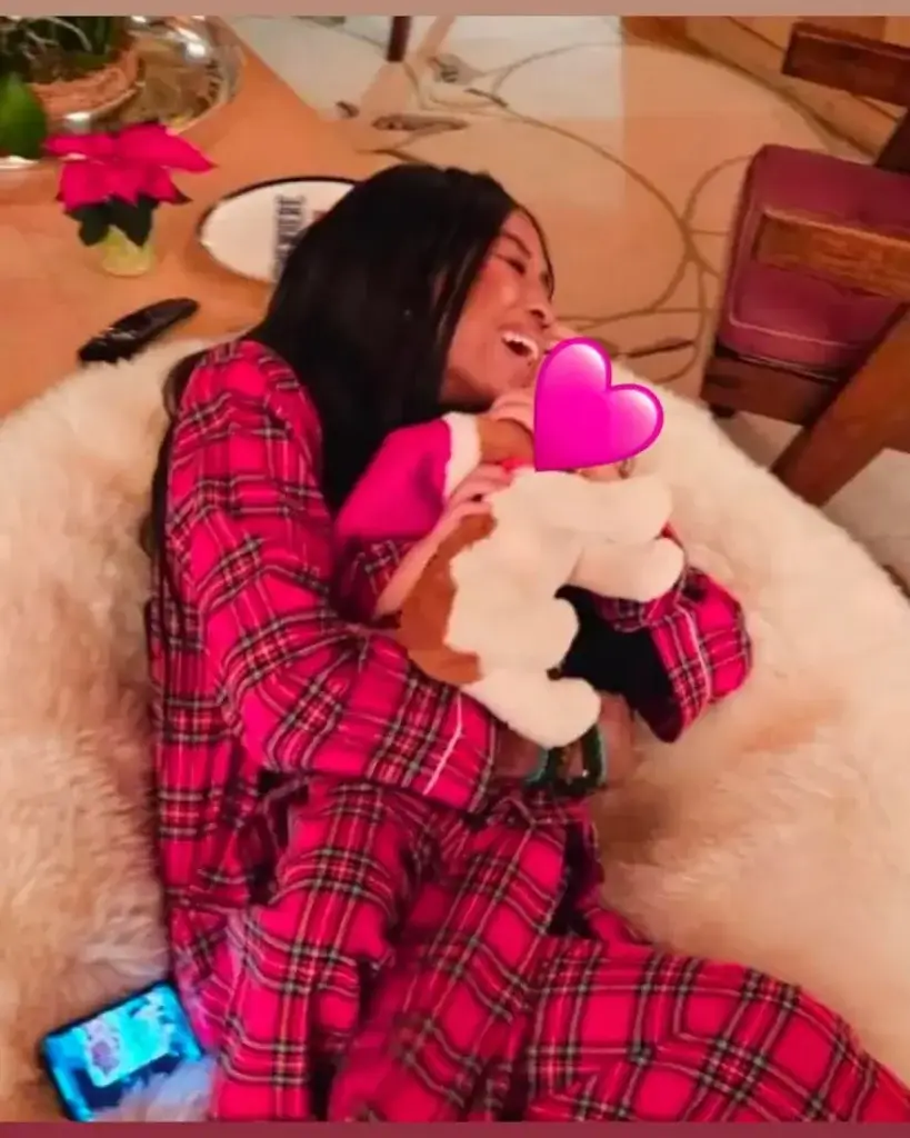 &Eta; &Nu;&alpha;ό&mu;&iota; &Kappa;ά&mu;&pi;&epsilon;&lambda; &alpha;&gamma;&kappa;&alpha;&lambda;&iota;ά &mu;&epsilon; &tau;&alpha; &pi;&alpha;&iota;&delta;&iota;ά &tau;&eta;&sigmaf; &sigma;&tau;&alpha; &chi;&iota;ό&nu;&iota;&alpha;: &laquo;&Epsilon;&upsilon;&gamma;&nu;ώ&mu;&omega;&nu; &kappa;&alpha;&iota; &epsilon;&upsilon;&lambda;&omicron;&gamma;&eta;&mu;έ&nu;&eta;&raquo;