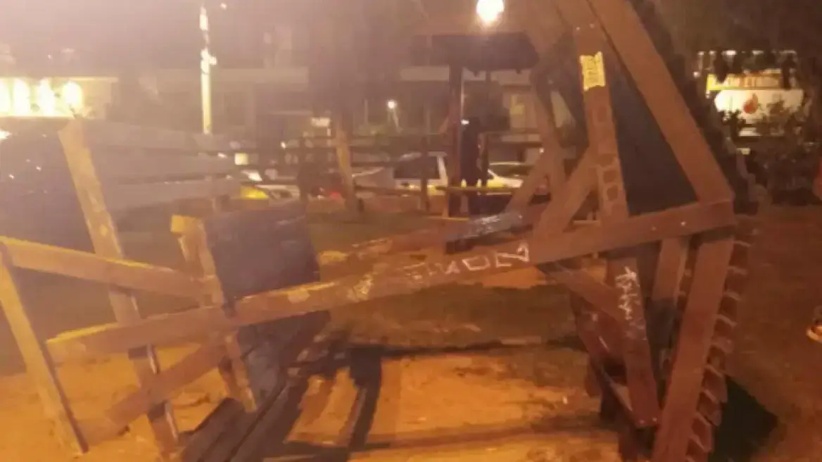 Ανατράπηκε κιόσκι στην Αργυρούπολη - Τραυματίστηκε 10χρονος