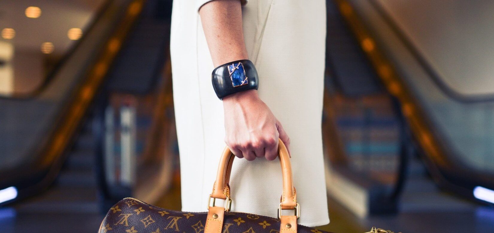 Εκρηκτικές αυξήσεις τιμών σε Dior, Chanel και Prada – Οι νέοι κατεβάζουν τα brands από το βάθρο