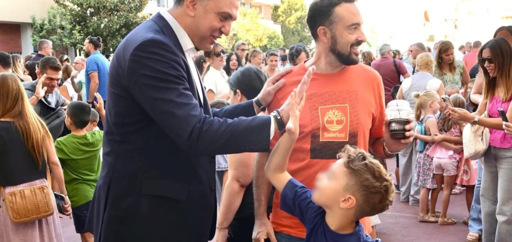 Βασίλης Κικίλιας: Στο σχολείο των παιδικών του χρόνων: «Ως πατέρας ενός παιδιού 4,5 ετών, ξέρω καλά.."