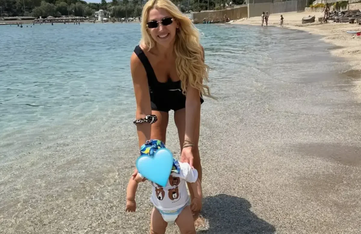 Κωνσταντίνα Σπυροπούλου: Με τον γιο της στην πισίνα - Ξεκίνησε baby swimming (pic)