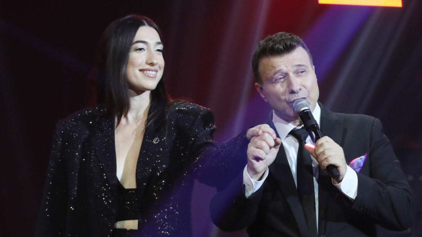 Γιάννης Πλούταρχος on stage: «Παντρεύεται η κόρη μου; Για πες, να ραφτούμε ή όχι;»