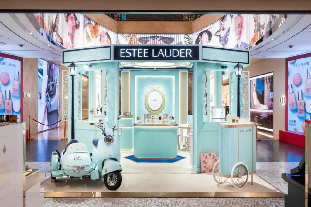 Estée Lauder: Γιατί ακριβαίνουν τα καλλυντικά